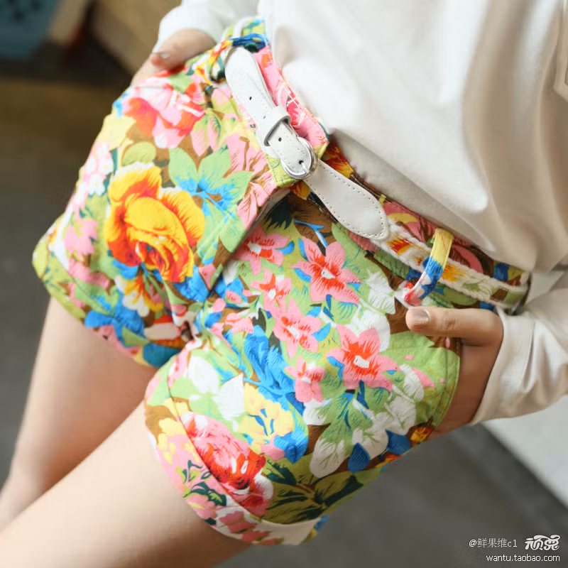 Trong tủ đồ nhà bạn hẳn không thể thiếu quần shorts. Với chức năng mang lại sự thoải mái, năng động cũng như giúp bạn gái “khoe” đôi chân thon cuốn hút, quần shorts lúc nào cũng được xếp vào list những món đồ cô nàng nào cũng phải có mỗi khi hè tới. Bạn sẽ vô cùng nổi bật cùng short hoa mang nhiều màu sắc được cách điệu với các họa tiết hoa nhỏ, to khác nhau. Bạn nên kết hợp short họa tiết hoa với áo có gam màu đơn sắc như màu đen, màu be, màu trắng... Khắc phục nhược điểm của quần short hơi thô cứng và chật chội hay những chiếc váy ngắn khiến chúng mình có thể gặp sự cố “hớ hênh” khi vận động, quần short váy là sự kết hợp hoàn hảo để teen girl khoe vẻ đáng yêu, xinh xắn mà cực kỳ thoải mái. Ngoài ra, các kiểu quần short màu sặc sỡ hay short đều có thể đem đến cho bạn gái nét trẻ trung năng động trong ngày hè.