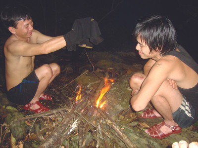 Tranh thủ sưởi ấm trong rừng