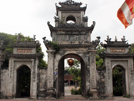 Cảnh ngoài Tam quan chùa Chuông - một mẫu mực về kiến trúc thiền tự