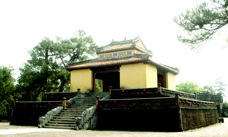 Bi Đình nằm trên đồi Phụng Thần Sơn