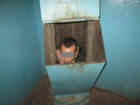 Đường ống thoát rác tại một khu chung cư (Ảnh minh họa)