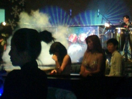 Nhân viên kiêm gái gọi trong một quán bar. Nhân viên kiêm gái gọi trong một quán bar