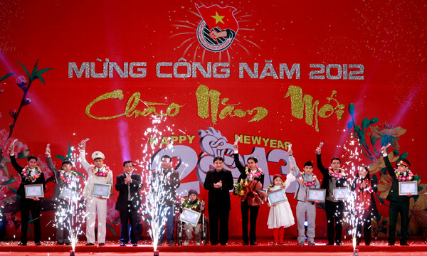 Anh Nguyễn Đắc Vinh, Bí thư Thứ nhất T.Ư Đoàn, Bộ trưởng Bộ GTVT Đinh La Thăng và đại diện lãnh đạo Thành ủy Hà Nội đã trao tặng danh hiệu 