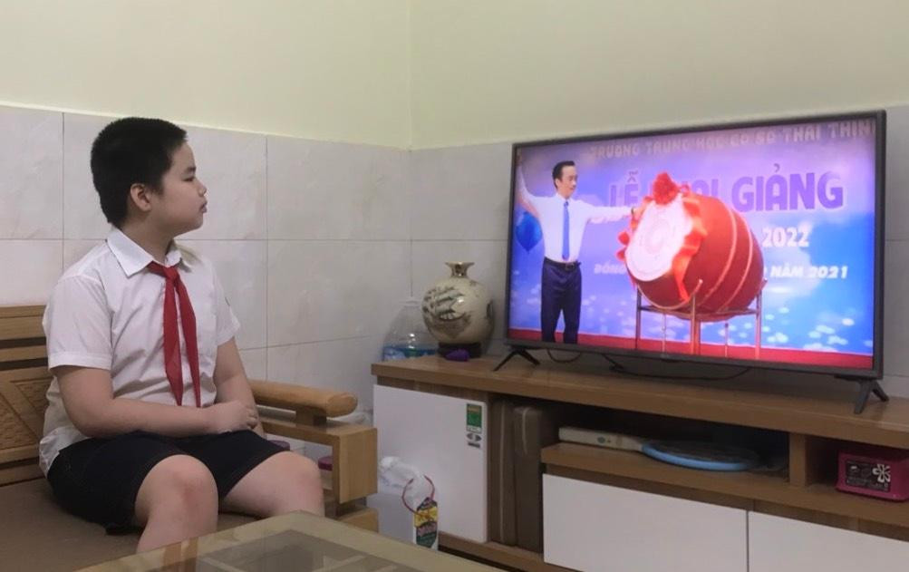 Học sinh lớp 6A Trường THCS Thái Thịnh, Hà Nội dự lễ khai giảng trực tuyến. Trong ảnh: Thầy Hiệu trưởng Nguyễn Cao Cường đánh trống khai giảng năm học 2021 - 2022. Ảnh: Phụ huynh cung cấp. Học sinh lớp 6A Trường THCS Thái Thịnh, Hà Nội dự lễ khai giảng trực tuyến. Trong ảnh: Thầy Hiệu trưởng Nguyễn Cao Cường đánh trống khai giảng năm học 2021 - 2022. Ảnh: Phụ huynh cung cấp.