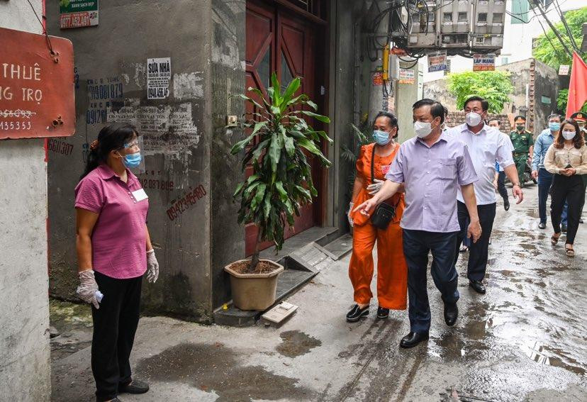 Ủy viên Bộ Chính trị, Bí thư Thành ủy Hà Nội Đinh Tiến Dũng kiểm tra công tác phòng, chống dịch COVID-19