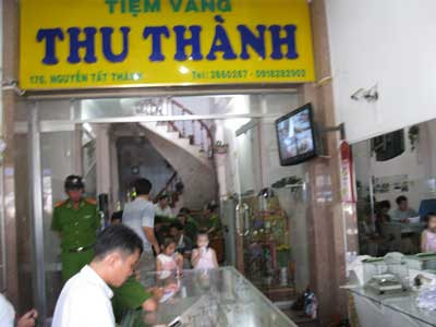 Tiệm vàng Thu Thành được khám nghiệm. Tiệm vàng Thu Thành được khám nghiệm