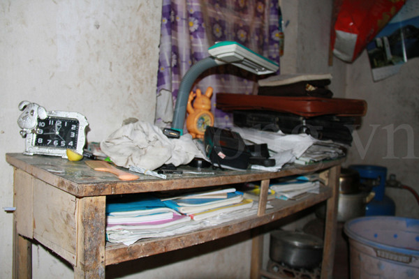 Góc học tập cũ nát, hư hỏng của Đích. Từ lâu, em phải chuyển sang học bài trên bàn uống nước, trên giường. Ảnh: Trường Phong