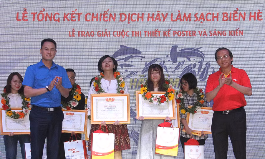Giới trẻ hoàn thành bức tường vẽ thiết kế poster 'Hãy làm sạch biển' ảnh 4
