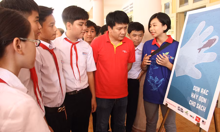 Giới trẻ hoàn thành bức tường vẽ thiết kế poster 'Hãy làm sạch biển' ảnh 2