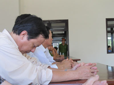 Ông Nguyễn Hồng Thịnh (bố Nguyễn Bạch Dương) mệt mỏi chứng kiến con gái hầu tòa.