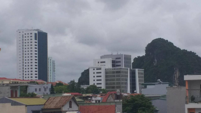 Tòa nhà Liên cơ quan số 3 (cao nhất, phía sau) - nơi phát hiện thi thể người đàn ông nghi vấn nhảy lầu tự tử.