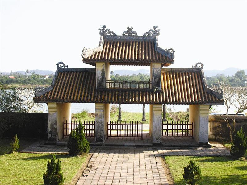 Văn Miếu Môn ở thượng nguồn sông Hương - Ảnh: T.Tùng