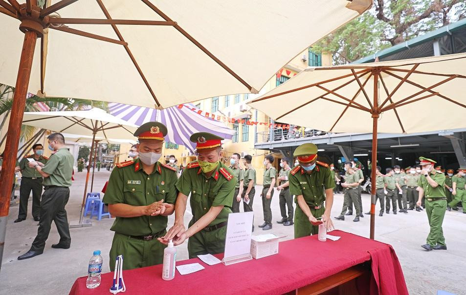 Công tác phòng, chống dịch bệnh Covid-19 được lực lượng Công an triển khai nghiêm túc tại các khu vực, điểm bỏ phiếu.