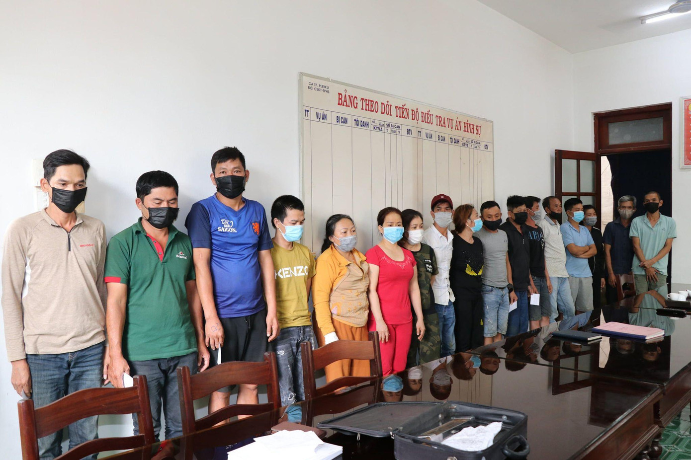 14 đối tượng bị bắt quả tang tại sới bạc 14 đối tượng bị bắt quả tang tại sới bạc