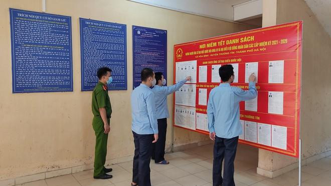 Người bị tạm giữ, tạm giam tại Trại tạm giam số 2 nghiên cứu thông tin - lý lịch các ứng viên (Ảnh ANTĐ)