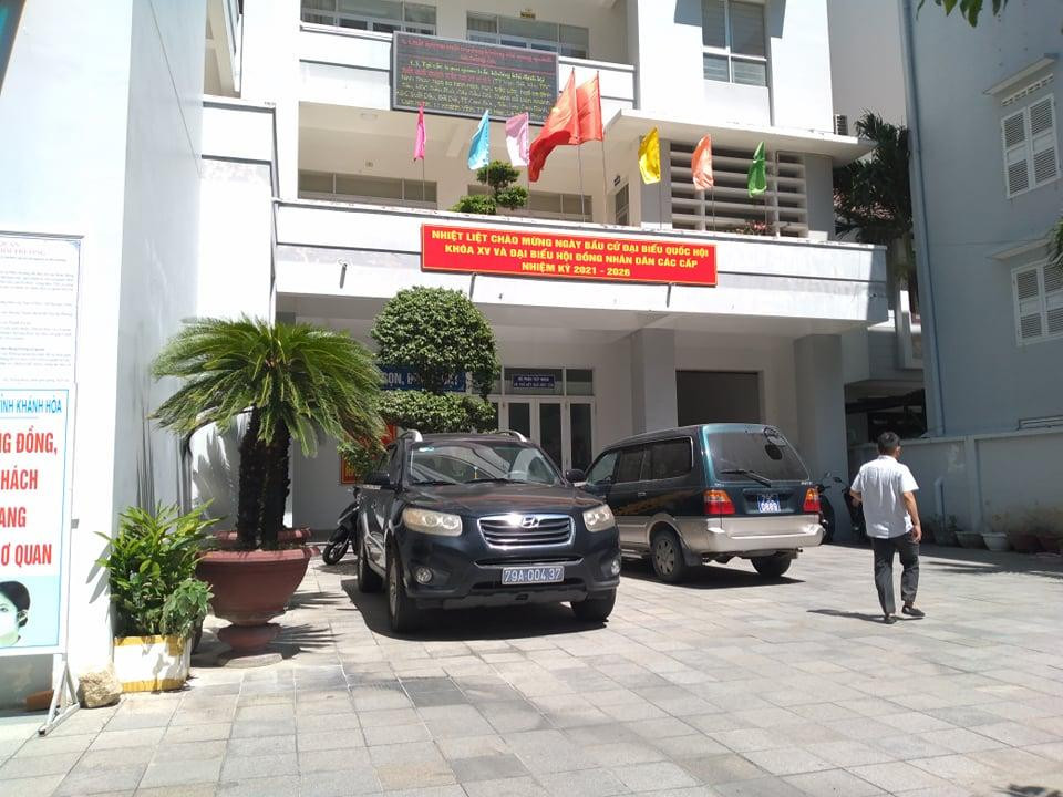 Cơ quan công an đang tiến hành khám xét nơi làm việc của các bị can tại Sở TN&amp;MT tỉnh Khánh Hòa