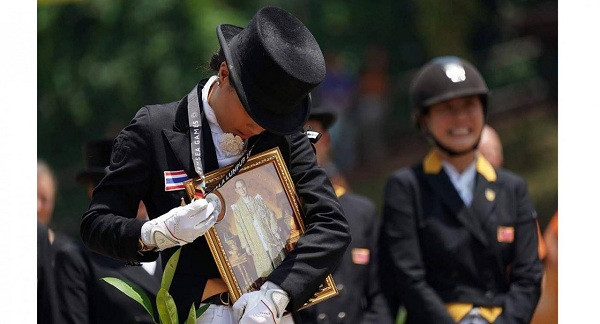 Công chúa Thái Lan ôm di ảnh ông nội nhận huy chương SEA Games ảnh 1