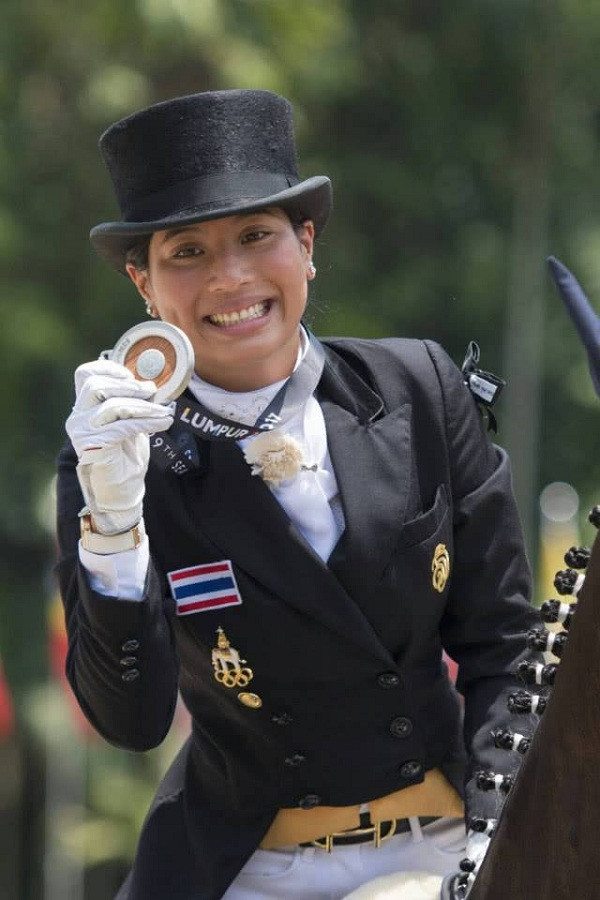 Công chúa Thái Lan ôm di ảnh ông nội nhận huy chương SEA Games ảnh 3