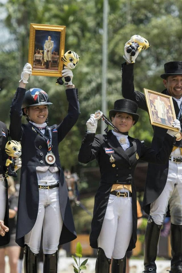 Công chúa Thái Lan ôm di ảnh ông nội nhận huy chương SEA Games ảnh 2