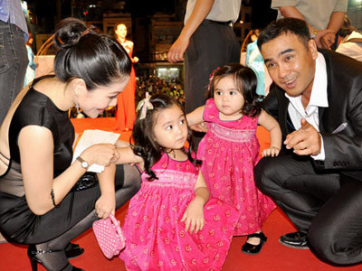 MC Quyền Linh cùng các con và vợ. Chị Dạ Thảo là người vợ hiền, đảm đang, quán xuyến nhà cửa, đã giúp Quyền Linh yên tâm, không còn sợ bị trộm nhập nha