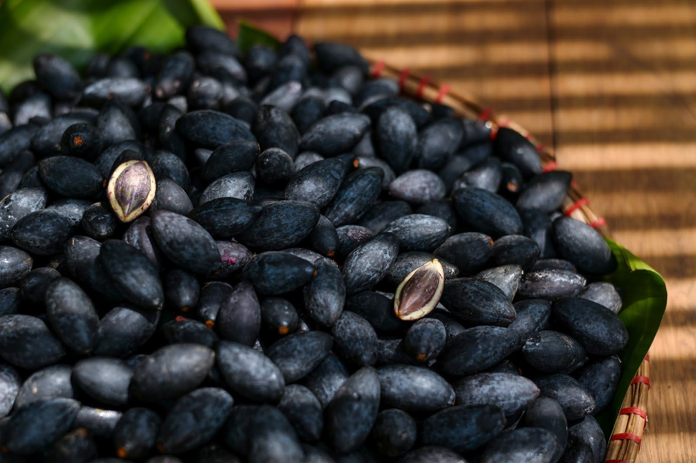 Mùa trám rộ lên vào khoảng từ tháng 9 đến tháng 11 hàng năm. Mùa trám rộ lên vào khoảng từ tháng 9 đến tháng 11 hàng năm.