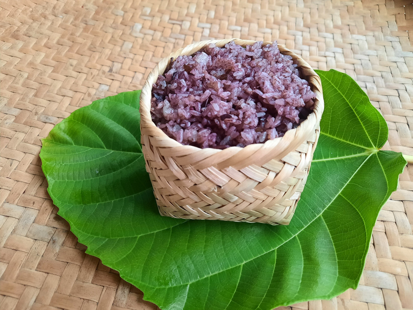 Xôi trám là đặc sản vùng cao được nhiều người ưa thích. Xôi trám là đặc sản vùng cao được nhiều người ưa thích.