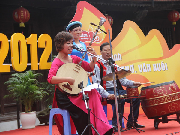 Thơ lục bát chuyển thành hát chầu văn Ảnh: T.Toan