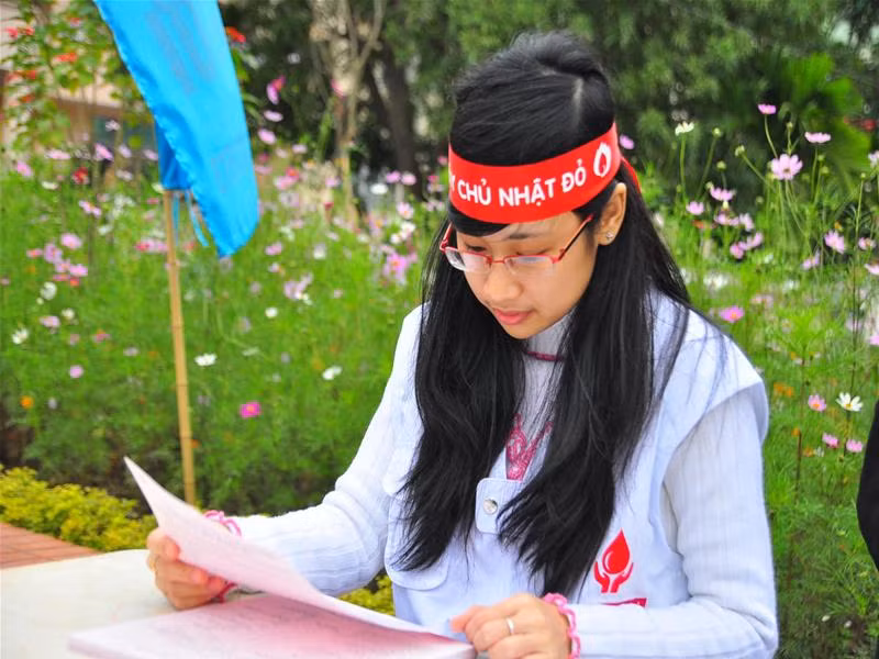 Nữ sinh viên ĐHQG Hà Nội trong ngày Chủ Nhật đỏ. Ảnh : Thuận Phong