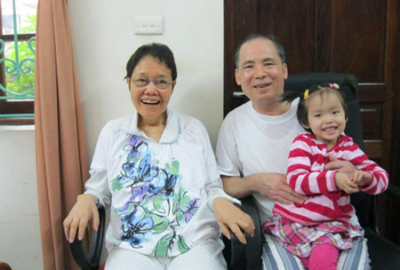 Ông bà ngoại vui mừng đón cháu về thăm (Hà Nội 2012) 
