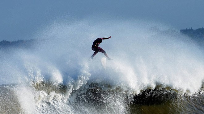 Một tay lướt ván đang phiêu lưu với sóng tại sông Tyne. Ảnh: North News