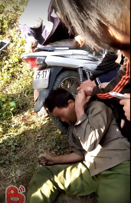 Giải cứu người đàn ông kẹt đầu giữa bánh và bô xe máy ảnh 3