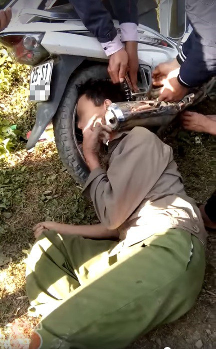 Giải cứu người đàn ông kẹt đầu giữa bánh và bô xe máy ảnh 1