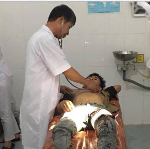 Mâu thuẫn cá nhân, nam sinh đâm bạn trọng thương giữa lớp học ảnh 1