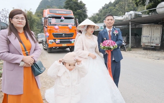 Cô dâu cùng họ hàng vô cùng bất ngờ trước đoàn xe dâu hoành tráng.