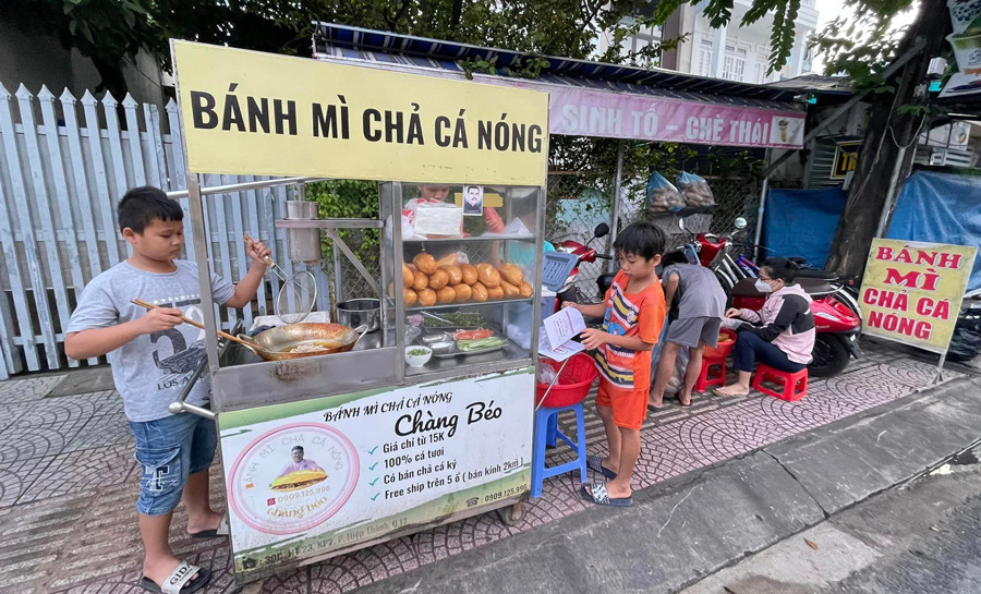 Thầy Khải dạy các con chữ, dạy cả cách sinh nhai bằng sạp bánh mì. Thầy Khải dạy các con chữ, dạy cả cách sinh nhai bằng sạp bánh mì.
