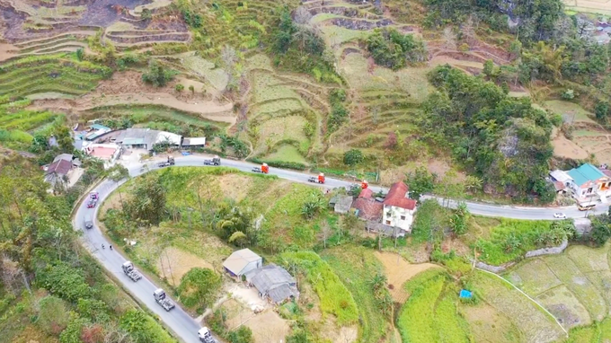 Đoàn xe uốn lượn giữa núi đồi tạo ra một cảnh tượng đẹp mắt.