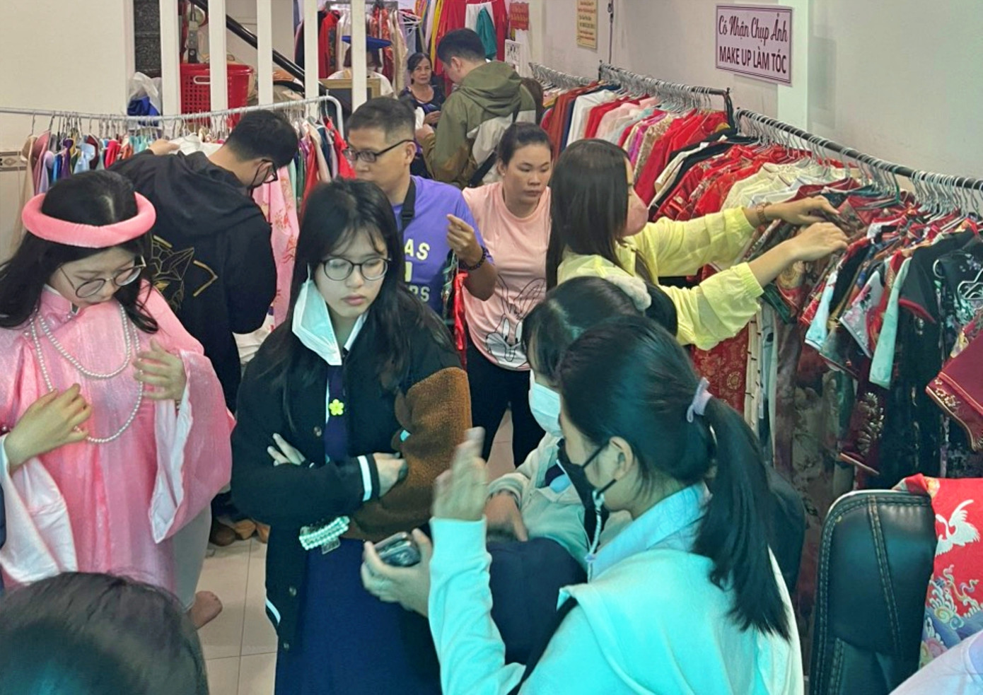 Khách đến thử áo dài tại cửa hàng của anh Nghiệp rất đông.