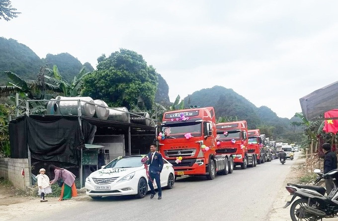 Đoàn xe rước dâu của chú rể Nguyễn Văn Nghiệp.