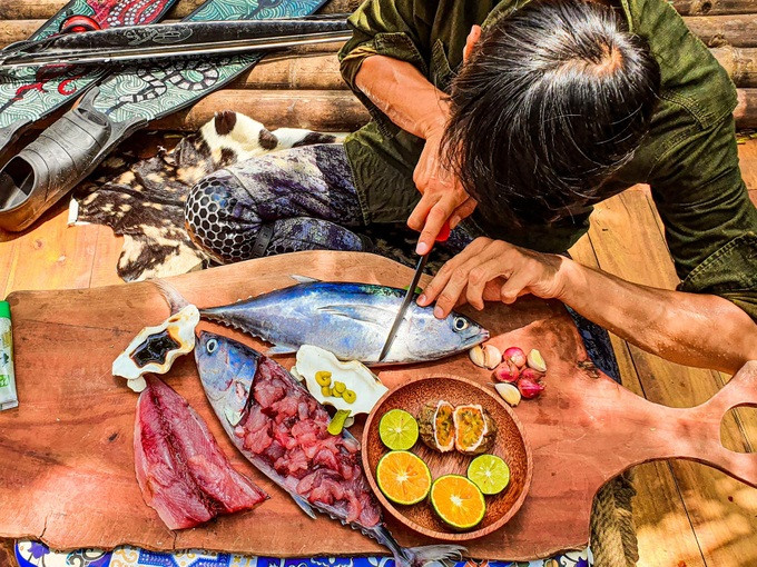 Chàng trai tỉ mỉ chế biến các món ăn từ hải sản. (Ảnh: NVCC) Chàng trai tỉ mỉ chế biến các món ăn từ hải sản. (Ảnh: NVCC)