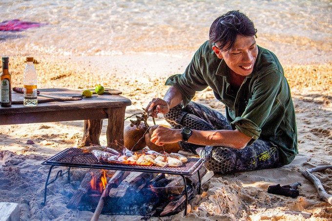 Chàng trai thành thạo việc sơ chế, chế biến hải sản ngay trên bờ biển. (Ảnh: NVCC) Chàng trai thành thạo việc sơ chế, chế biến hải sản ngay trên bờ biển. (Ảnh: NVCC)
