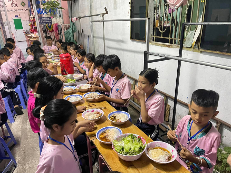 Mẹ Khải là người phụ trách nấu nướng cho các cháu. Mẹ Khải là người phụ trách nấu nướng cho các cháu.