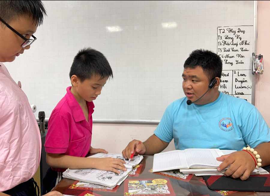 Huỳnh Quang Khải có hơn 10 năm làm công tác thiện nguyện cho lớp học tình thương. Huỳnh Quang Khải có hơn 10 năm làm công tác thiện nguyện cho lớp học tình thương.