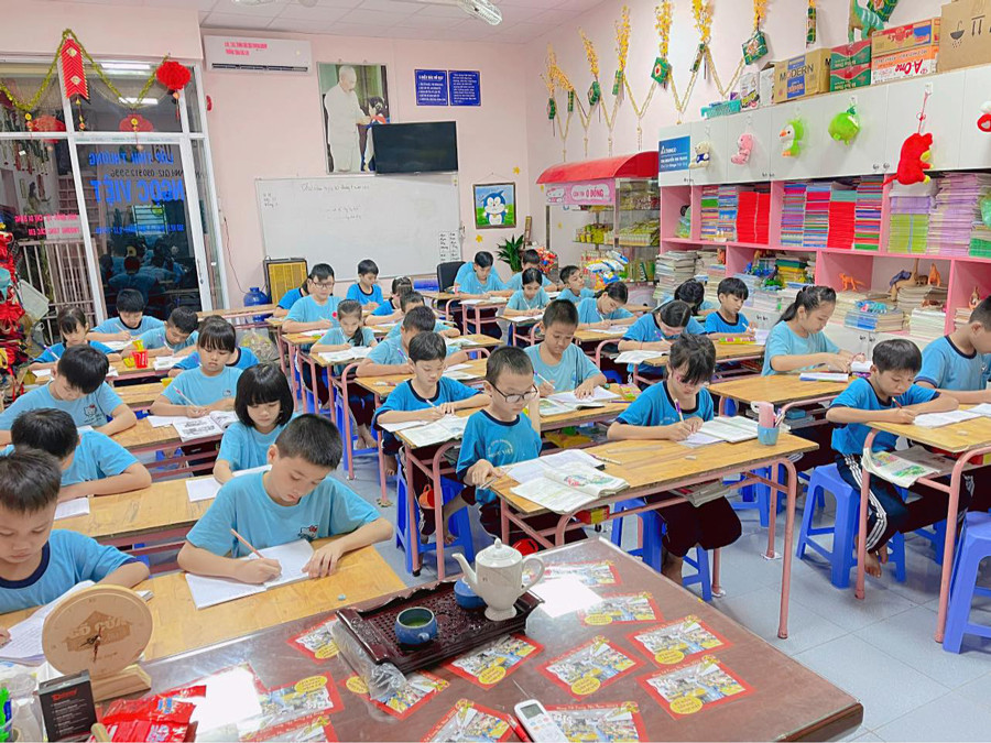 Các em học sinh đều có hoàn cảnh rất khó khăn, bố mẹ không đủ điều kiện cho đi học trường chính quy. Các em học sinh đều có hoàn cảnh rất khó khăn, bố mẹ không đủ điều kiện cho đi học trường chính quy.