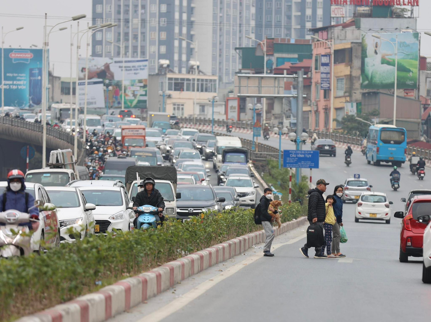 Người dân xuống xe băng qua đường vì chờ quá lâu