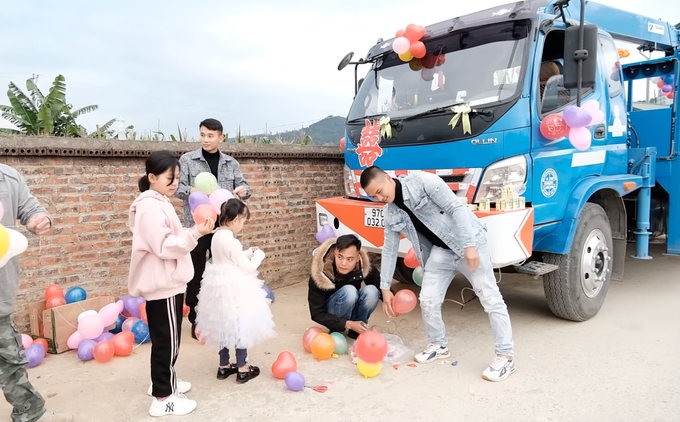 Các xe đầu kéo, máy cẩu được trang trí đơn giản với bóng bay.