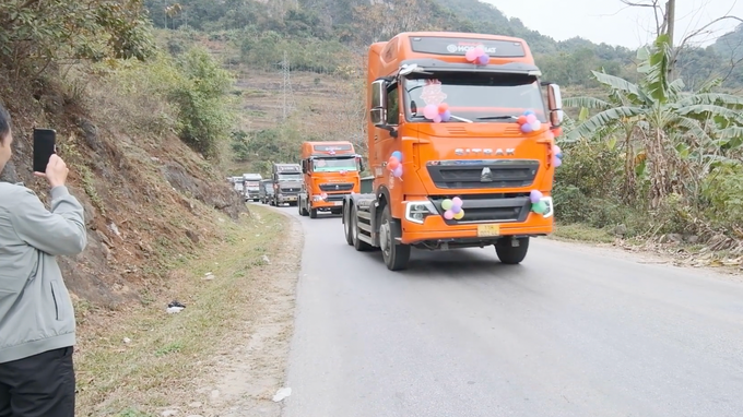 Cảnh tượng thu hút sự chú ý của người dân ven đường từ TP. Cao Bằng đến Quảng Uyên. (Ảnh: Văn Tiệp).