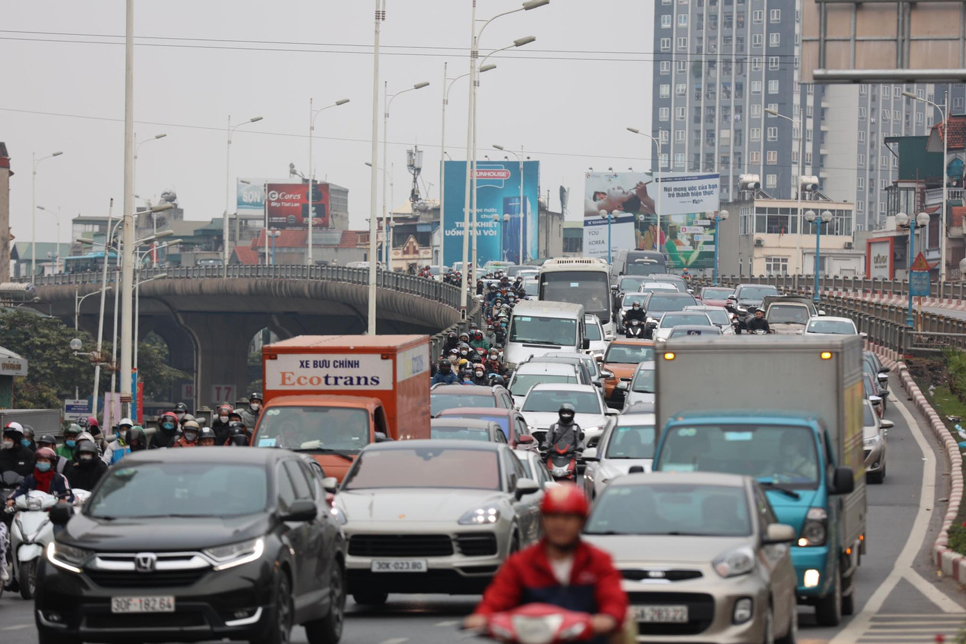 Ngày cuối cùng của kỳ nghỉ lễ Tết dương lịch 2/1, PV Báo Tiền Phong ghi nhận tình hình giao thông khu vực chân cầu Vĩnh Tuy lượng phương tiện ùn tắc hướng về Times City. - Ảnh: Như Ý