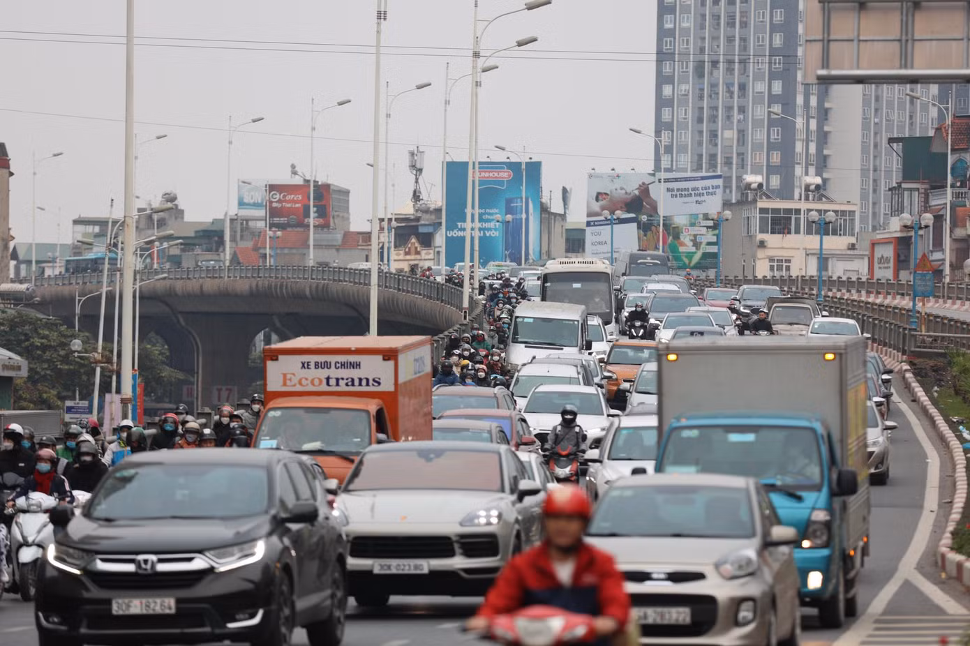 Ngày cuối cùng của kỳ nghỉ lễ Tết dương lịch 2/1, PV Báo Tiền Phong ghi nhận tình hình giao thông khu vực chân cầu Vĩnh Tuy lượng phương tiện ùn tắc hướng về Times City. - Ảnh: Như Ý