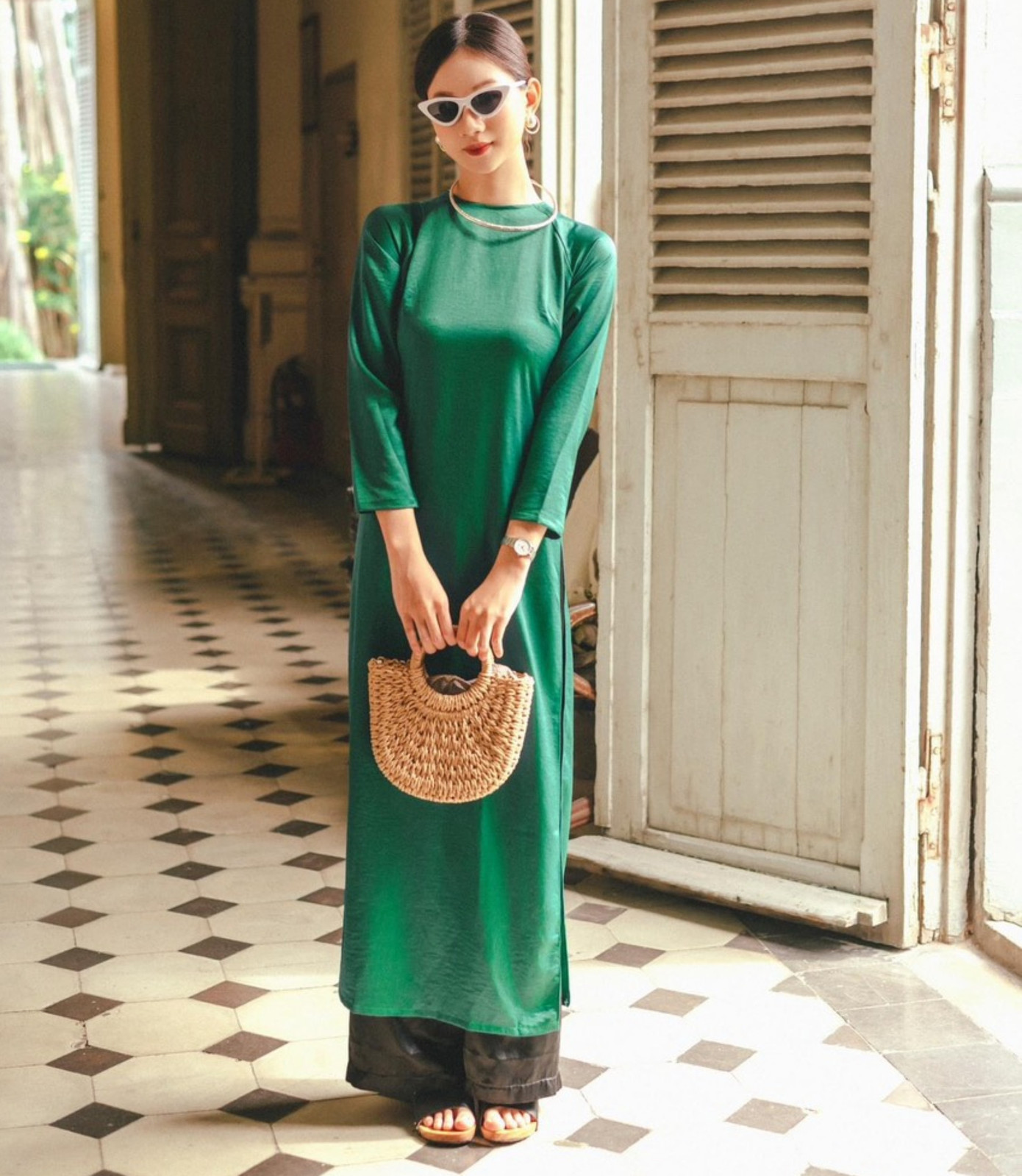 Áo dài hoài cổ kết hợp guốc mộc, túi xách... là xu hướng thịnh hành của năm nay.