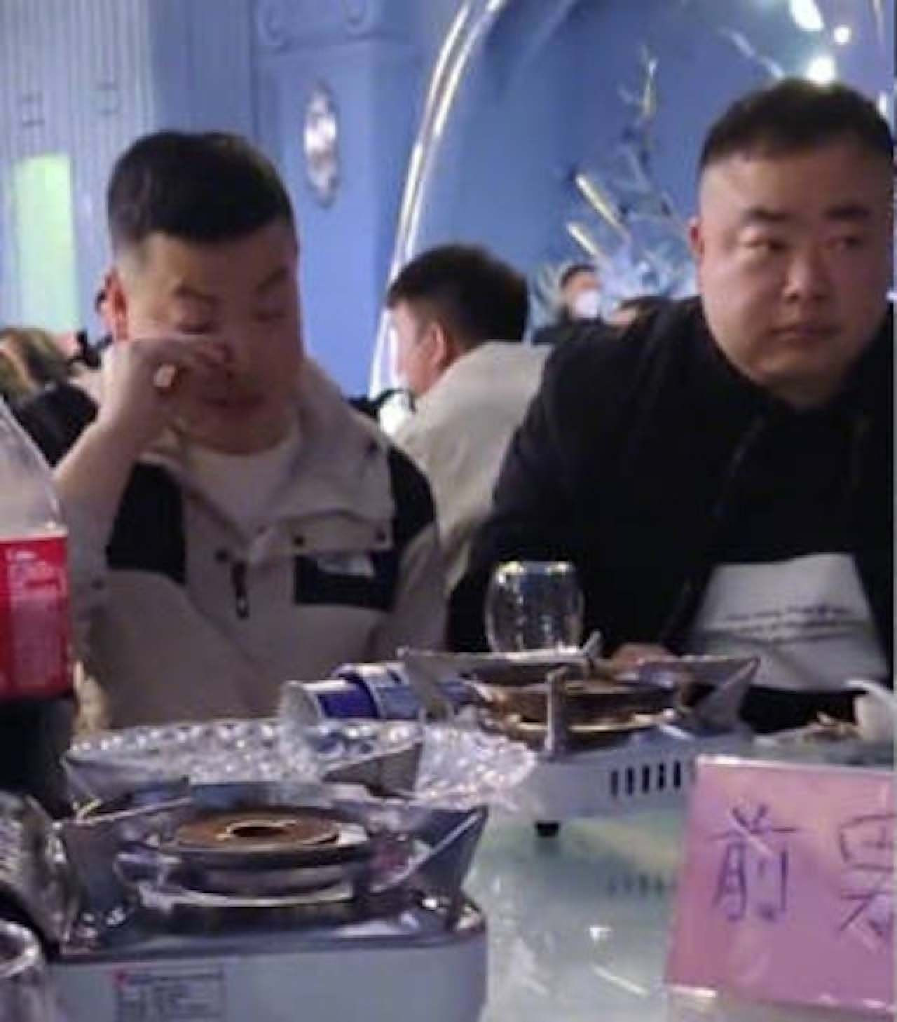 Bàn tiệc của &quot;hội bạn trai cũ&quot; gây xôn xao cộng đồng mạng